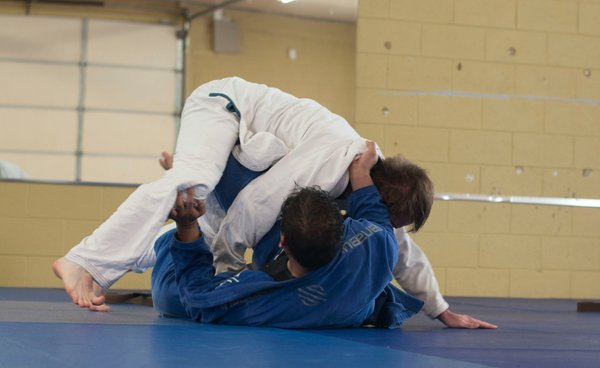 Comment les techniques de projection en Judo peuvent-elles être utilisées pour la défense personnelle?