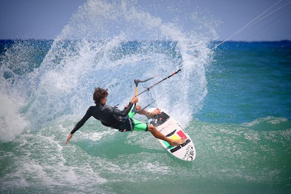 Choisir sa planche de kitesurf : le guide essentiel pour débuter
